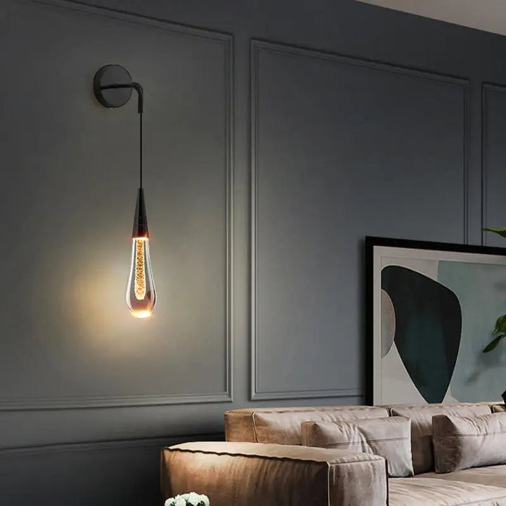 Elegante Wandlampe LuxeDrop mit Tropfendesign