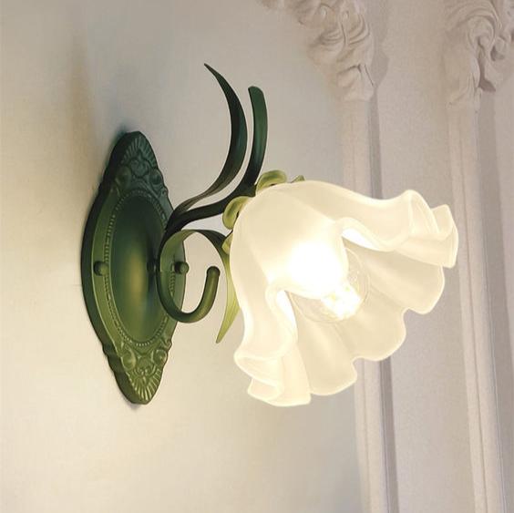 Blütenzauber – Elegante Maiglöckchen Wandlampe