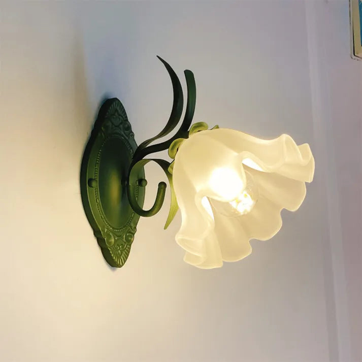 Blütenzauber – Elegante Maiglöckchen Wandlampe