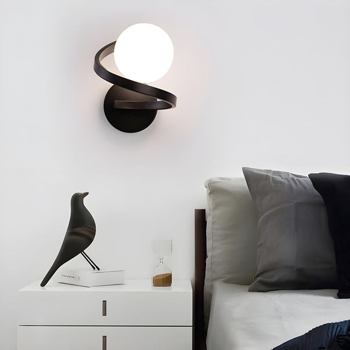 Moderne LED Wandleuchte Innen mit Spiraldesign aus Metall und matgläserner Kugel - Energieeffiziente Wandlampe für stilvolle Räume-3