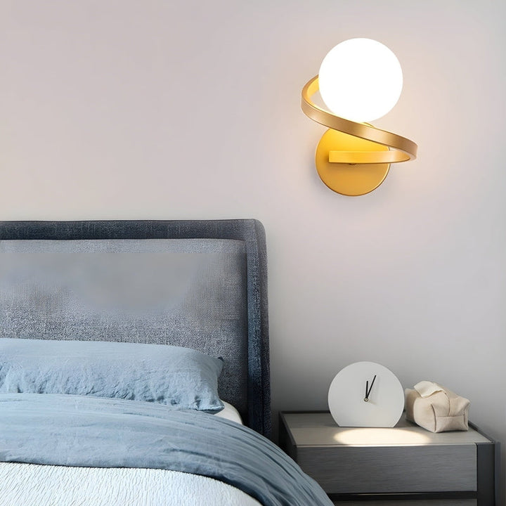 Moderne LED Wandleuchte Innen mit Spiraldesign aus Metall und matgläserner Kugel - Energieeffiziente Wandlampe für stilvolle Räume-4
