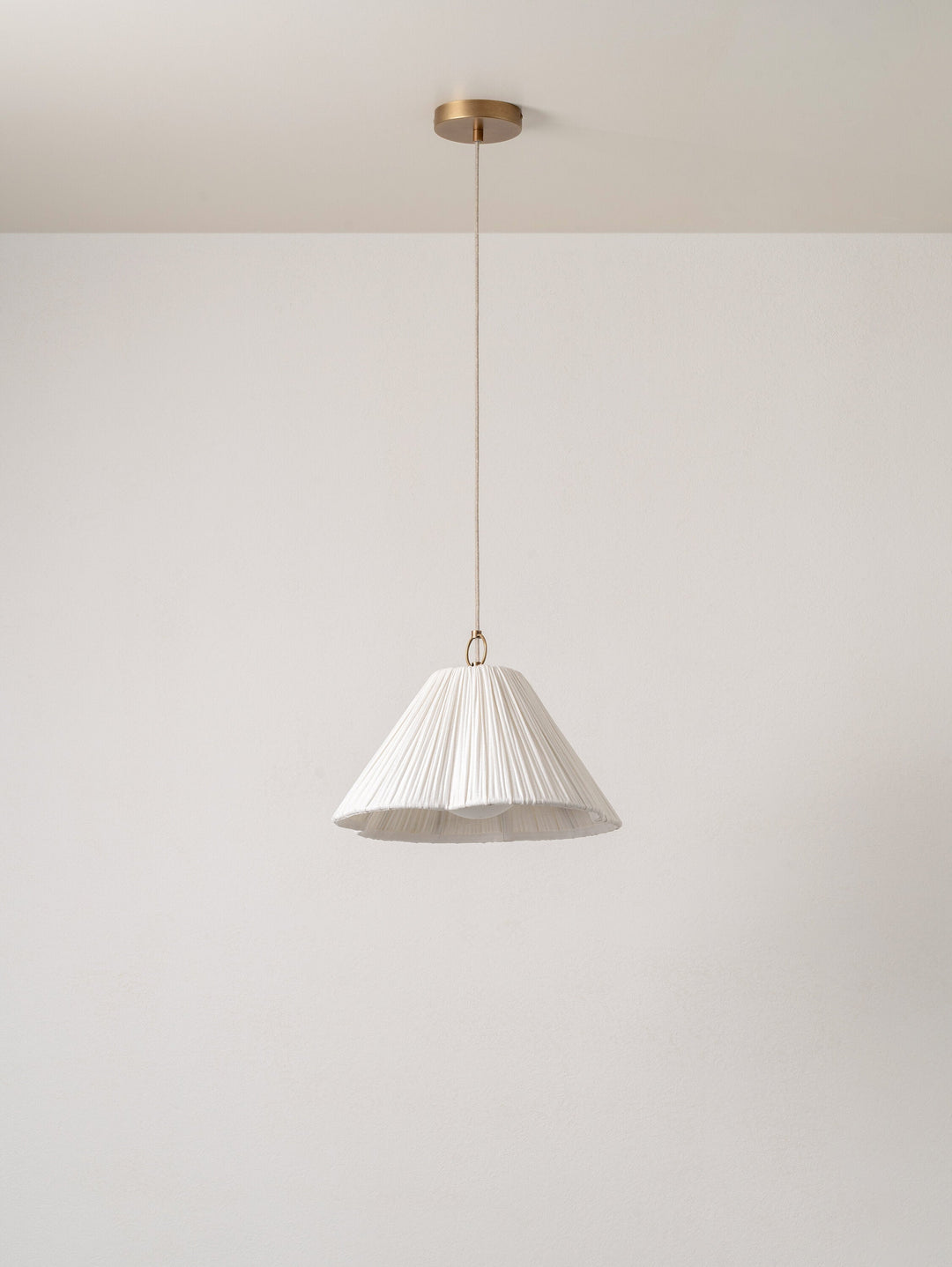 Kleiner Gewellter Anhänger aus Gealtertem Messing und Leinen - Florale Deko für Wohnzimmer und Schlafzimmer 1