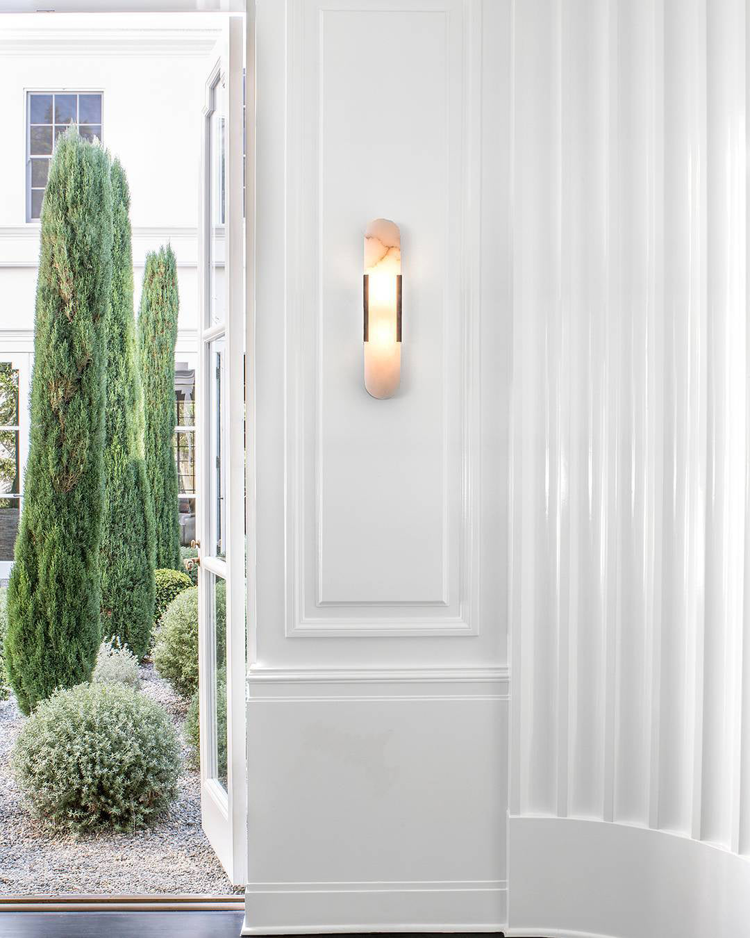 Geometrische Wandleuchte Innen aus Handgefertigtem Alabaster mit Messingdetails – LED Wandleuchte in Schwarz, 10 cm x 35 cm-5