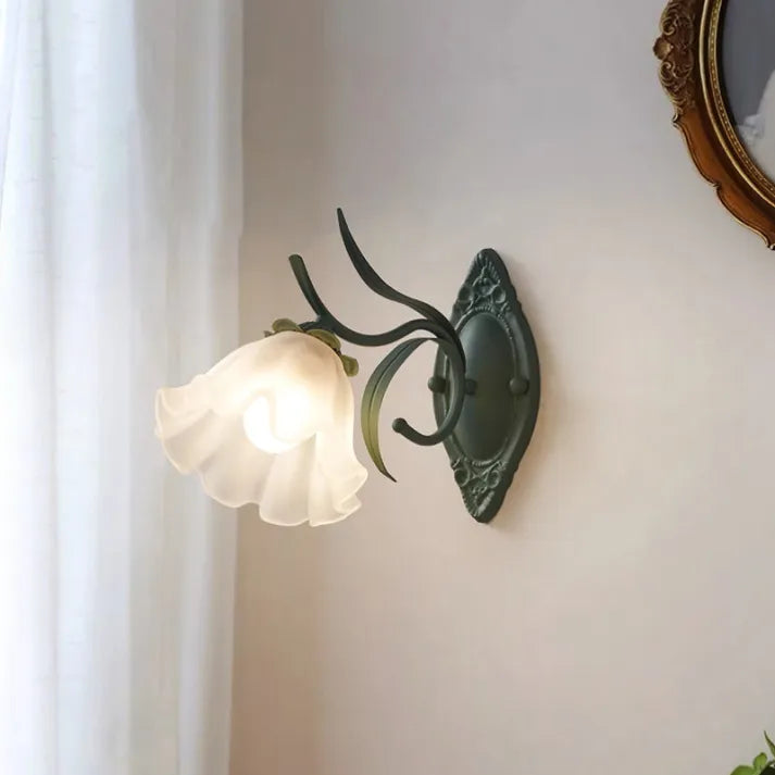 Blütenzauber – Elegante Maiglöckchen Wandlampe