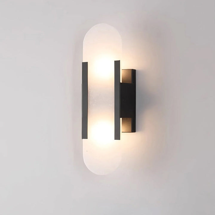Geometrische Wandleuchte Innen aus Handgefertigtem Alabaster mit Messingdetails – LED Wandleuchte in Schwarz, 10 cm x 35 cm-1