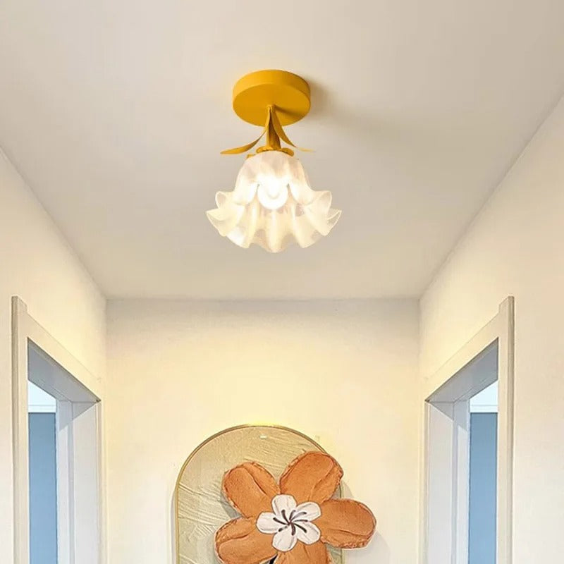 Stilvolle Deckenlampe mit Blumenmuster für Wohnzimmer und Schlafzimmer - Elegante Deckenleuchte in Weiß mit Goldakzenten-3