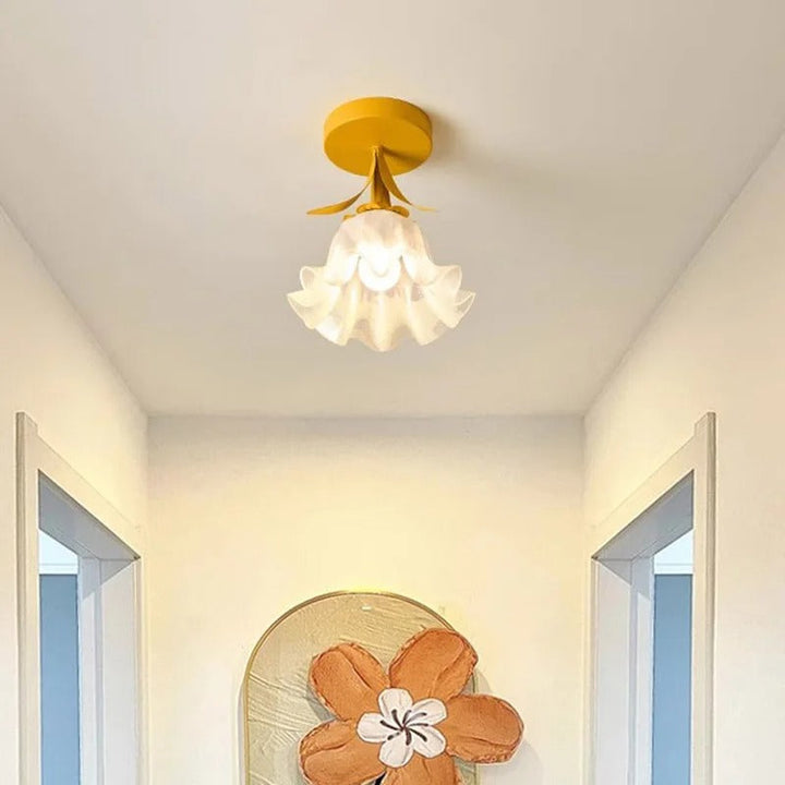 Stilvolle Deckenlampe mit Blumenmuster für Wohnzimmer und Schlafzimmer - Elegante Deckenleuchte in Weiß mit Goldakzenten-3