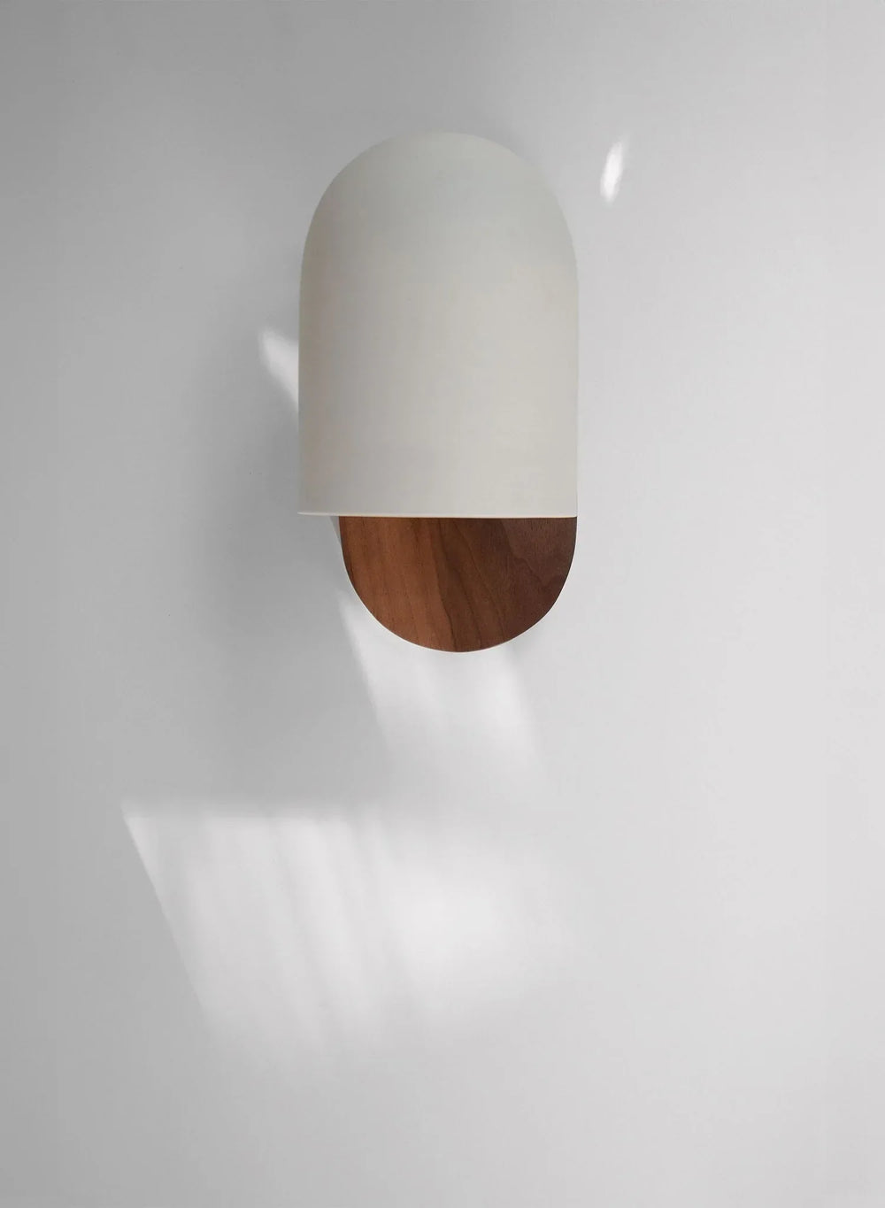 Wabi-Sabi Wandlampe aus Walnussholz - Moderne LED Wandleuchte für Wohnzimmer, Schlafzimmer und Büros - Warmes Licht 3000K-5