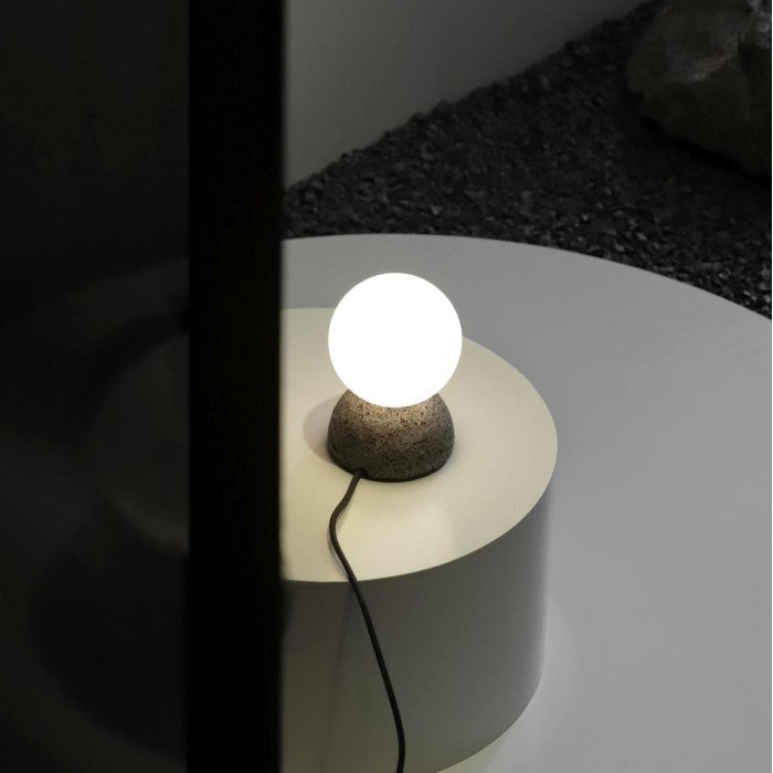 Betonlampe Origo: Robustes und minimalistisches Design für moderne Räume